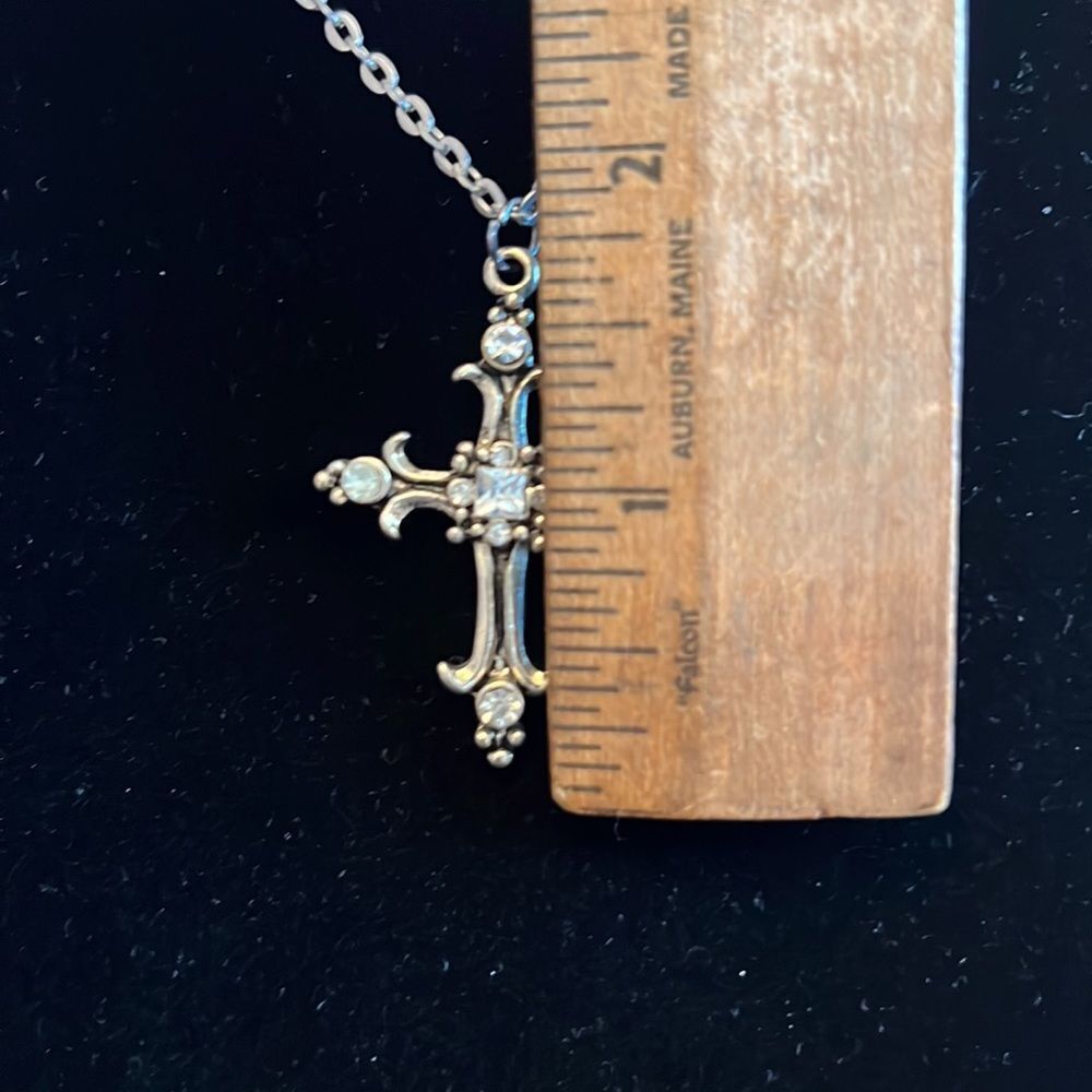 Handcrafted silver tone cross pendant on 22 inch chain - Picture 3 of 3